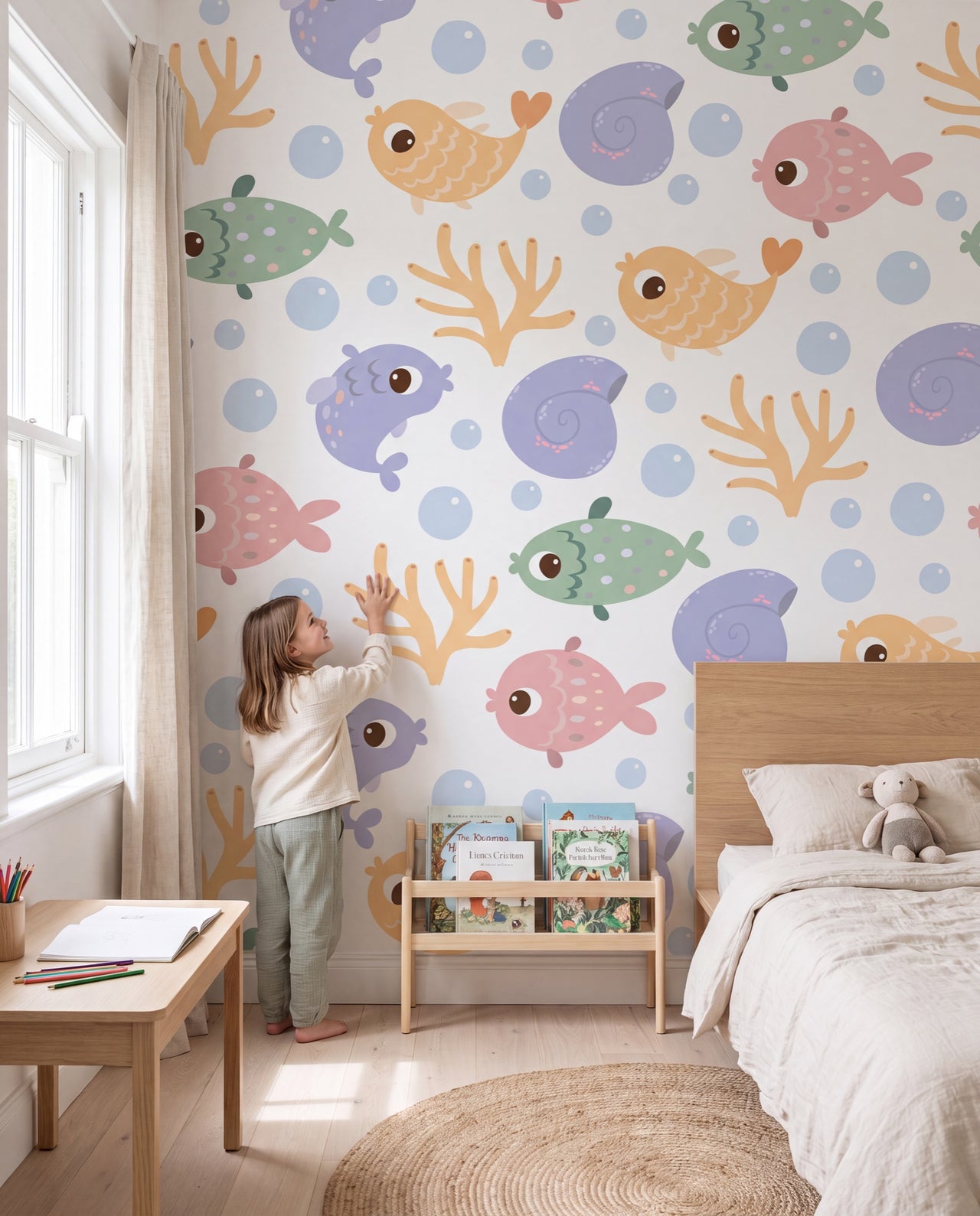 Papier peint Calypso dans une chambre d'enfant, un enfant devant le mur aux poissons pastel, Wonderwall Casablanca