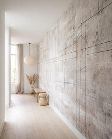Fresque murale Tadelakt dans un couloir minimal en chêne clair avec suspension papier de riz : effet plâtre patiné sur mesure au Maroc, Wonderwall