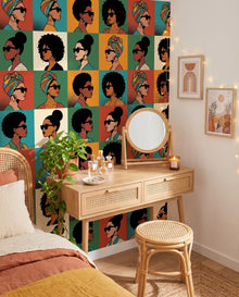 Fresque murale Icônes derrière une coiffeuse en chêne cannage et miroir rond en rotin : papier peint pop art sur mesure Wonderwall