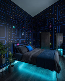 Fresque murale Maze dans une chambre en enfilade à casier métal et LED cyan : labyrinthe arcade sur mesure au Maroc, Wonderwall