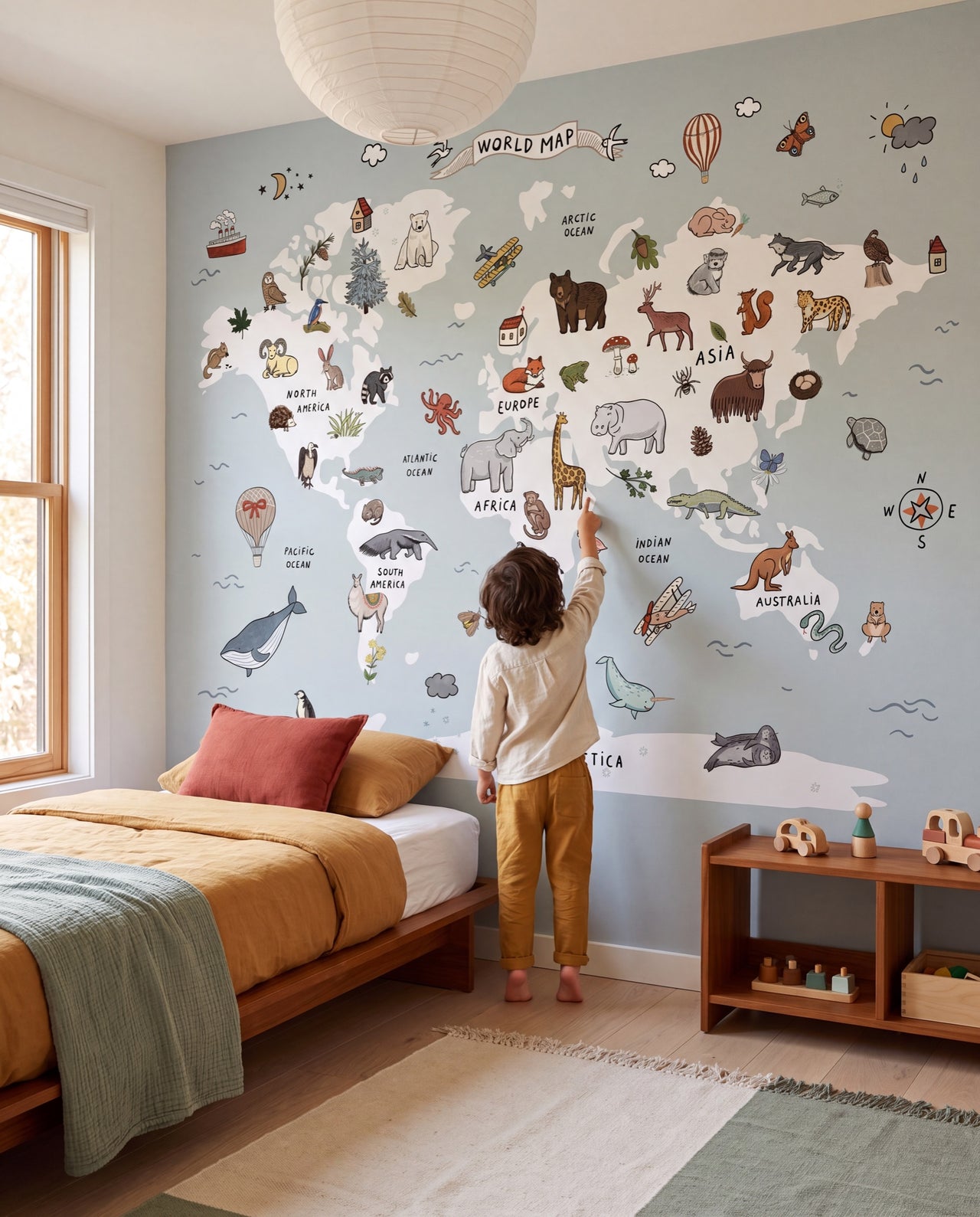 Papier peint Les Explorateurs dans une chambre d'enfant, un enfant explorateur devant la carte du monde murale, Wonderwall Casablanca