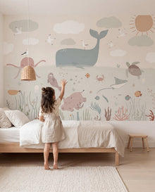 Papier peint Récif dans une chambre d'enfant, une fillette devant la fresque sous-marine, Wonderwall Casablanca