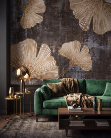 Papier peint panoramique ginkgo bronze Ginkgo Bronze, fresque feuilles or sur fond sombre dans un salon dramatique moody, Wonderwall Casablanca
