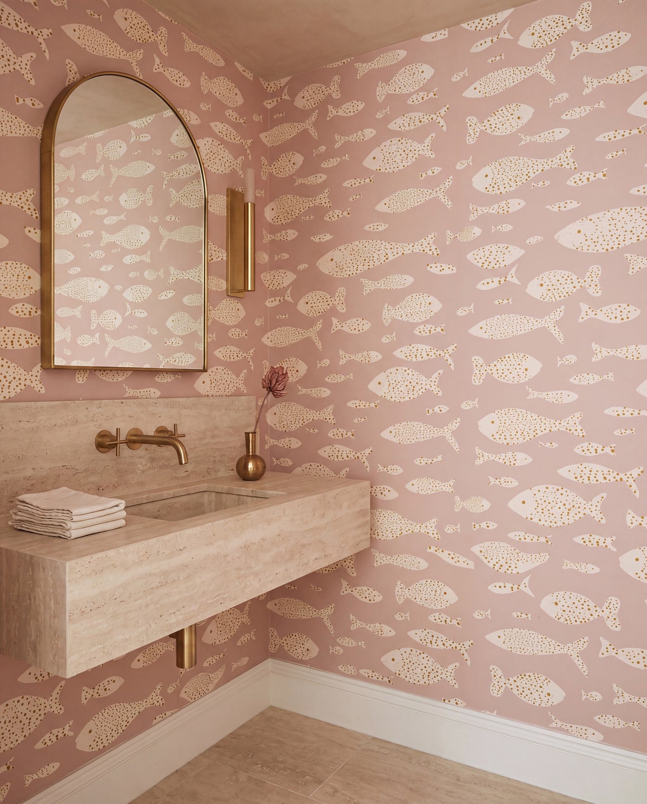Papier peint Pescadilla dans une salle d'eau travertin & laiton — poissons sur rose blush, sur mesure Wonderwall Casablanca