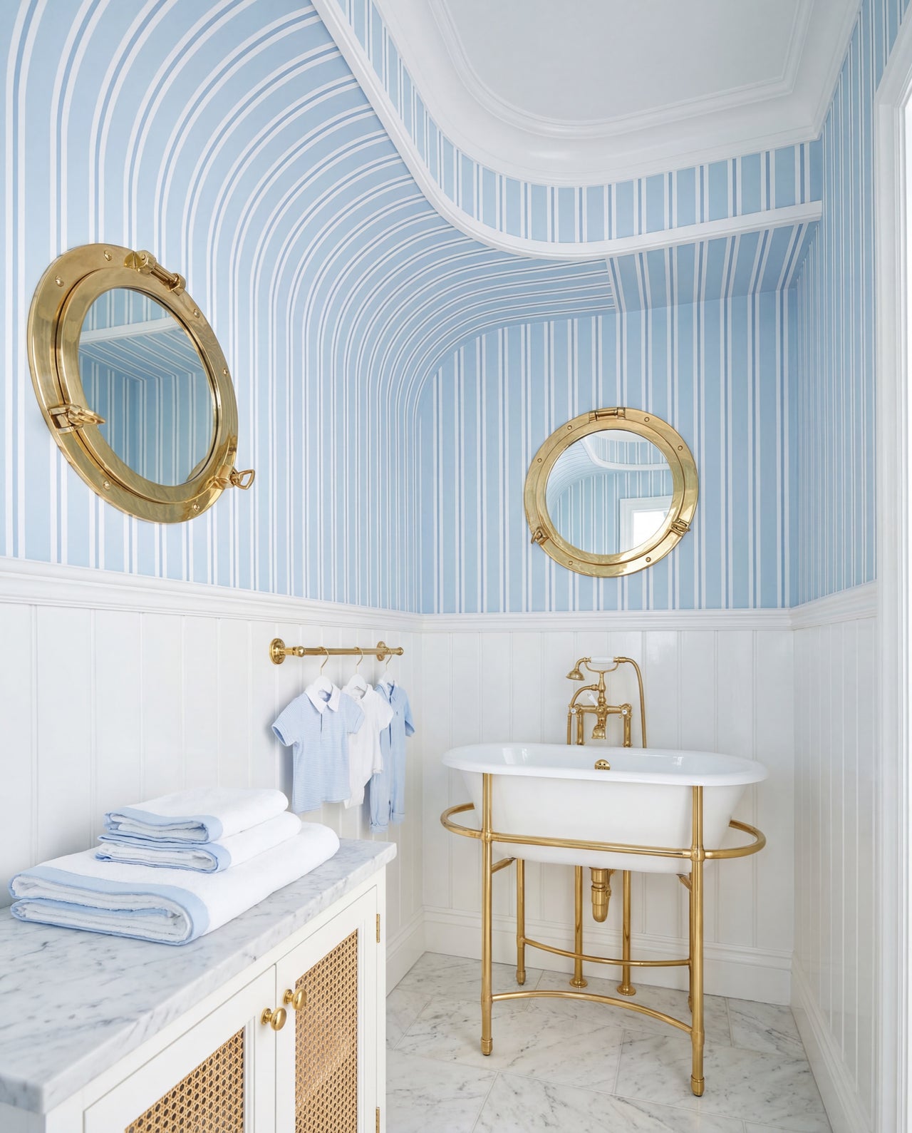 Papier peint rayures Layette dans une salle de bain bébé façon cabine, sur mesure Wonderwall Casablanca