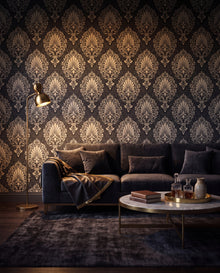 Papier peint damas baroque Versailles, médaillons crème et or sur charbon dans un salon feutré moody, Wonderwall Casablanca