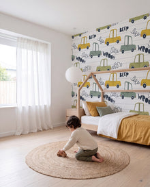 Papier peint Mille Bornes dans une chambre d'enfant, un petit garçon devant le mur aux voitures, Wonderwall Casablanca