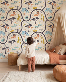 Papier peint enfant Savane, enfant qui joue devant le mur au safari illustré, Wonderwall Casablanca