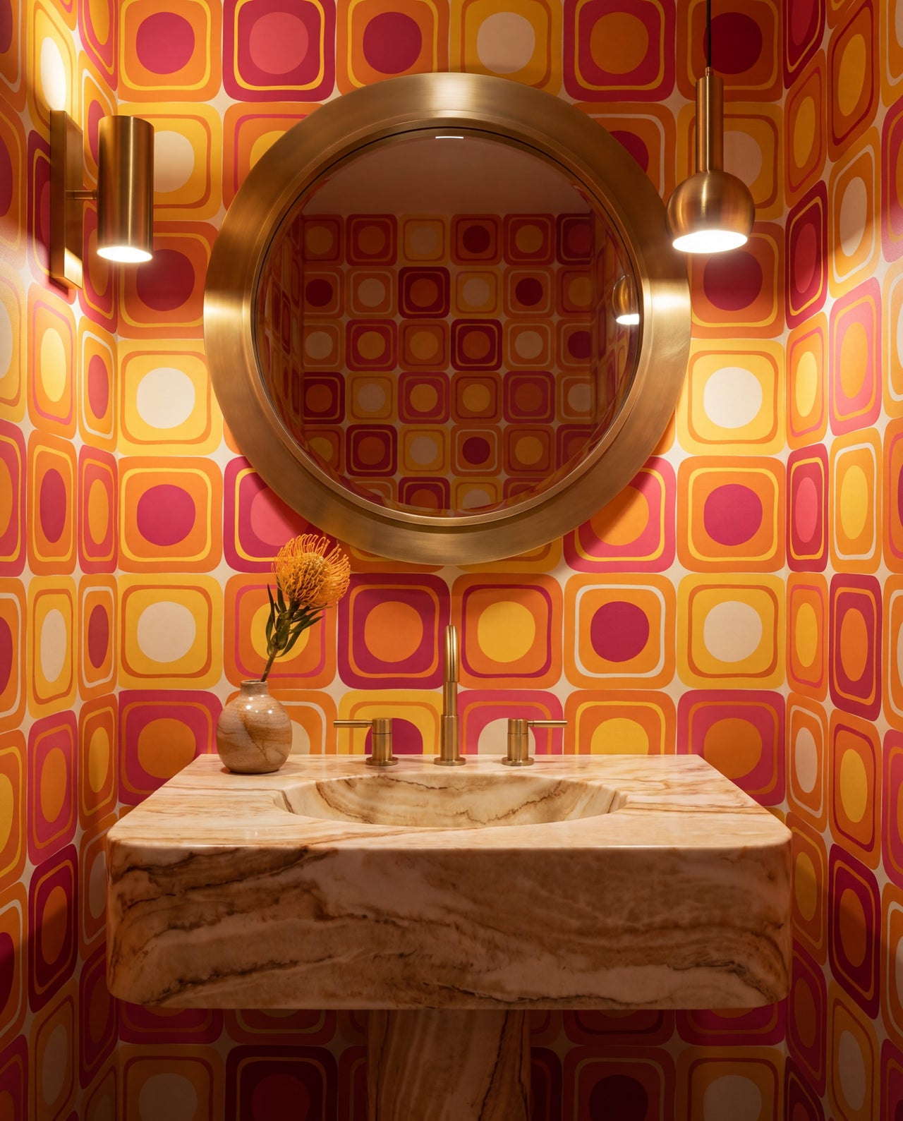 Papier peint rétro Rétro Pop dans une powder room audacieuse, sur mesure au Maroc, Wonderwall