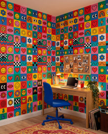 Papier peint Euphoria dans un coin bureau en bois clair avec chaise cobalt et pegboard photos : damier de doodles sur mesure Wonderwall