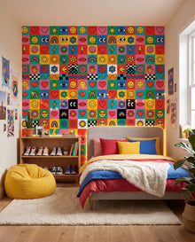 Papier peint doodles Y2K Euphoria : damier de smileys, cœurs et étoiles sur cases colorées dans une chambre d'adolescent, Wonderwall Casablanca
