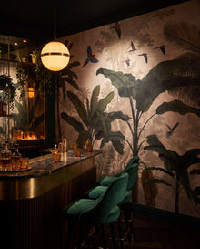 Fresque murale Canopée Royale dans un bar-lounge tropical, papier peint panoramique sur mesure au Maroc, Wonderwall