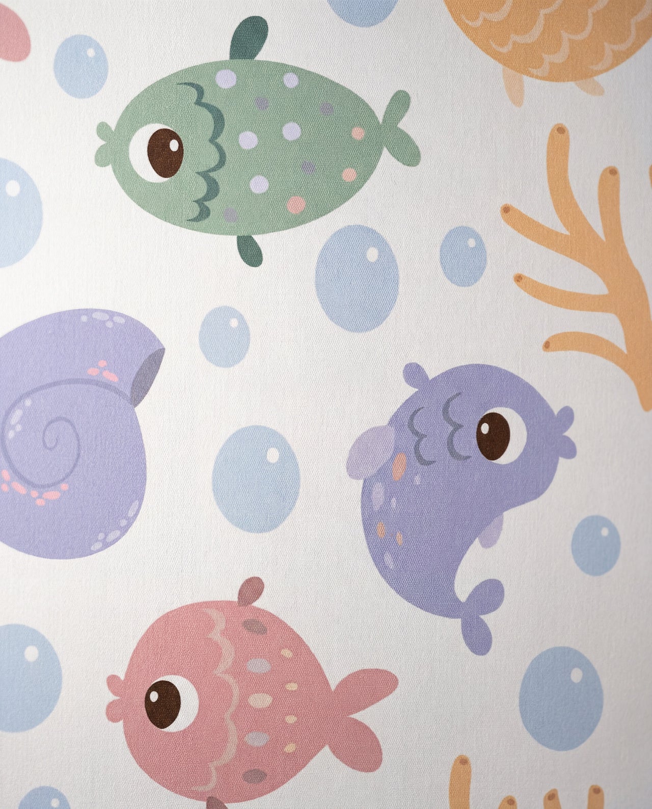 Détail de la matière du papier peint Calypso, intissé premium mat, poissons pastel, Wonderwall Casablanca