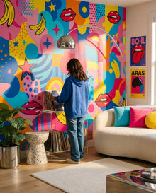 Fresque murale Candy dans une chambre d'adolescent devant les vinyles : collage pop art sur mesure au Maroc, Wonderwall