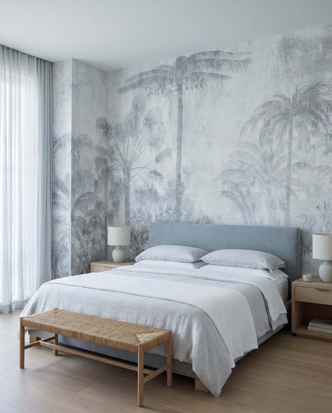 Fresque murale Ceylan dans une chambre gris-bleu avec chevets en chêne : papier peint panoramique jungle gravure sur mesure Wonderwall
