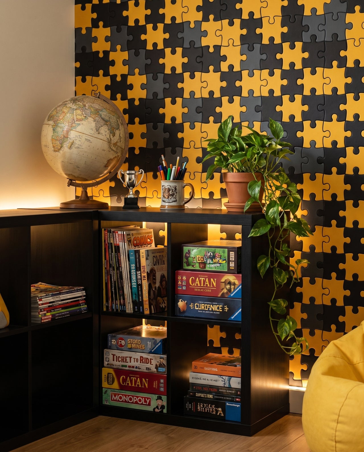 Papier peint Domino derrière une bibliothèque noire à jeux de société : décor puzzle jaune et noir sur mesure Wonderwall