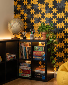 Papier peint Domino derrière une bibliothèque noire à jeux de société : décor puzzle jaune et noir sur mesure Wonderwall