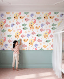 Papier peint Mélusine dans une chambre d'enfant, une fillette qui tend la main vers une sirène du mur, Wonderwall Casablanca